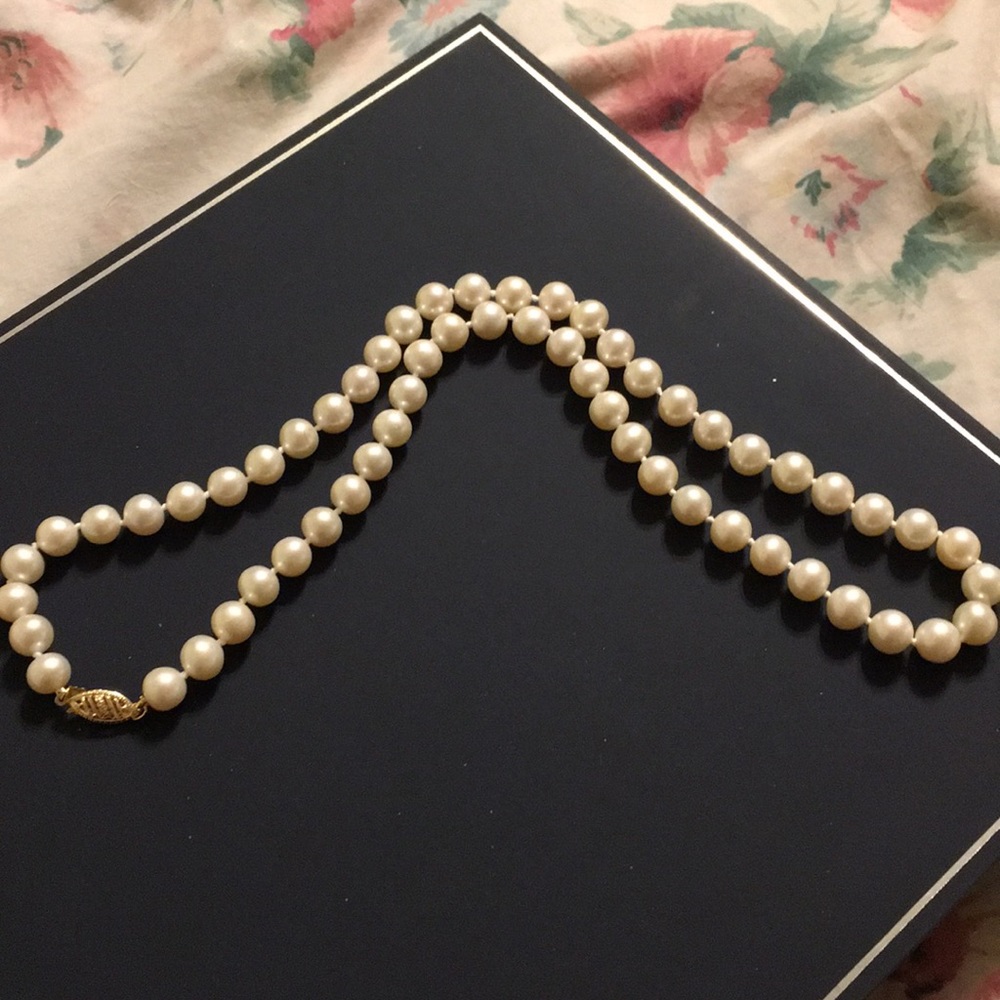 Pearl necklace gold clasp 18 inches